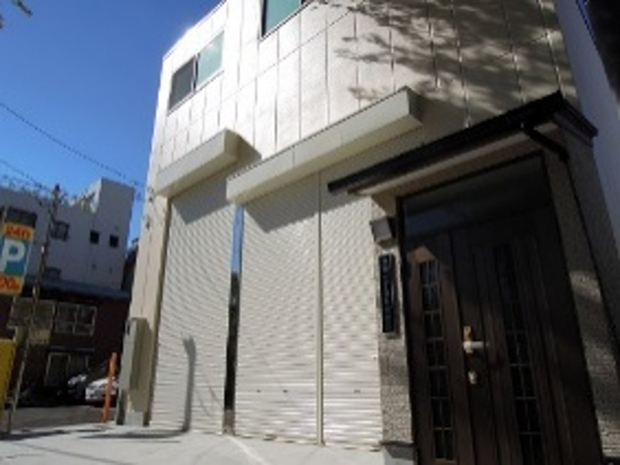 建物の出入り口に設置した上下シャッター